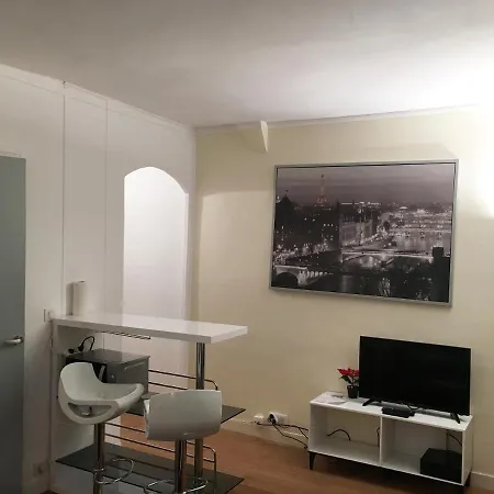 Cosy Near Eiffel Tour Париж